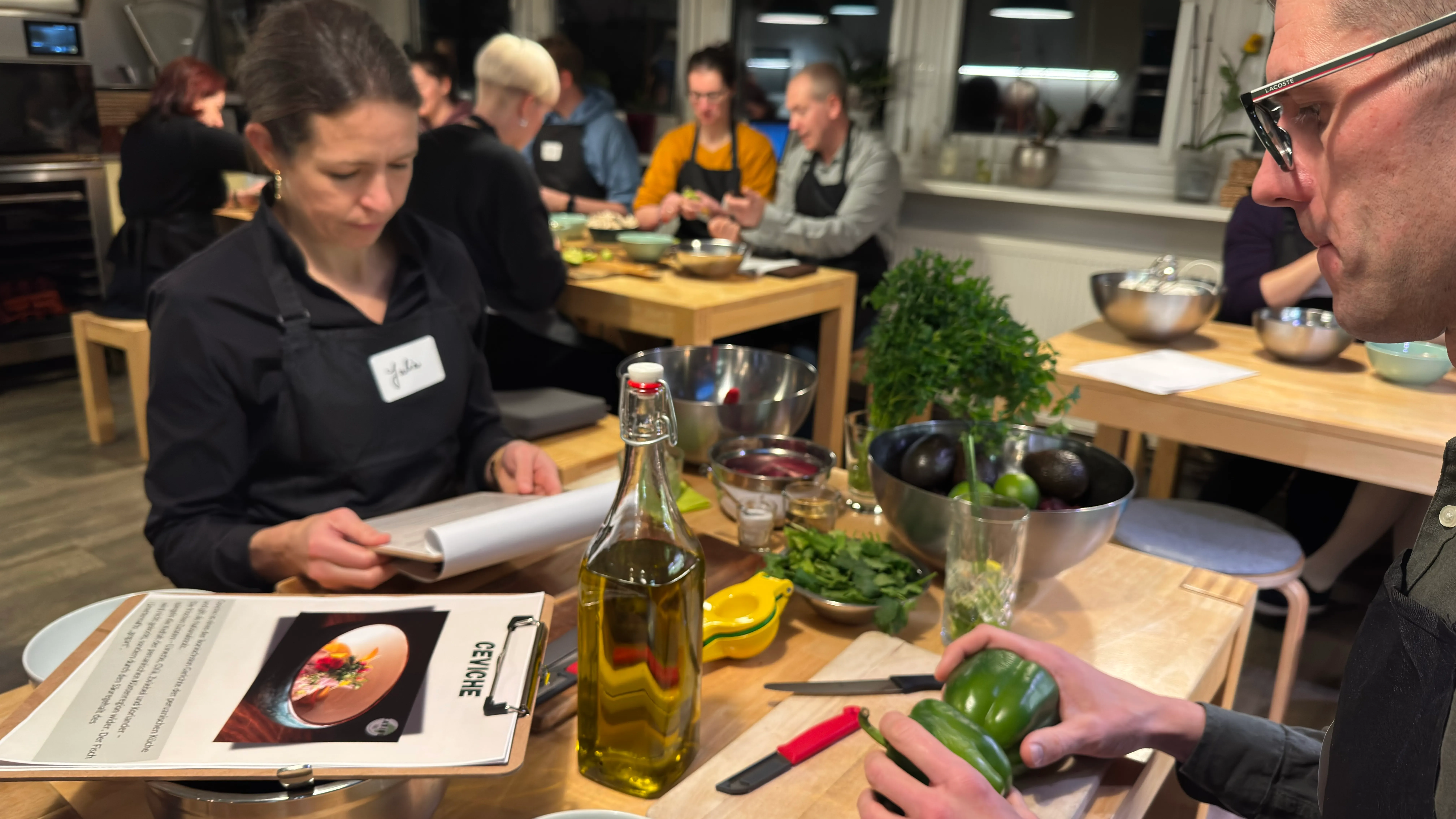 Menschen bereiten Essen in einem Kochkurs zu.