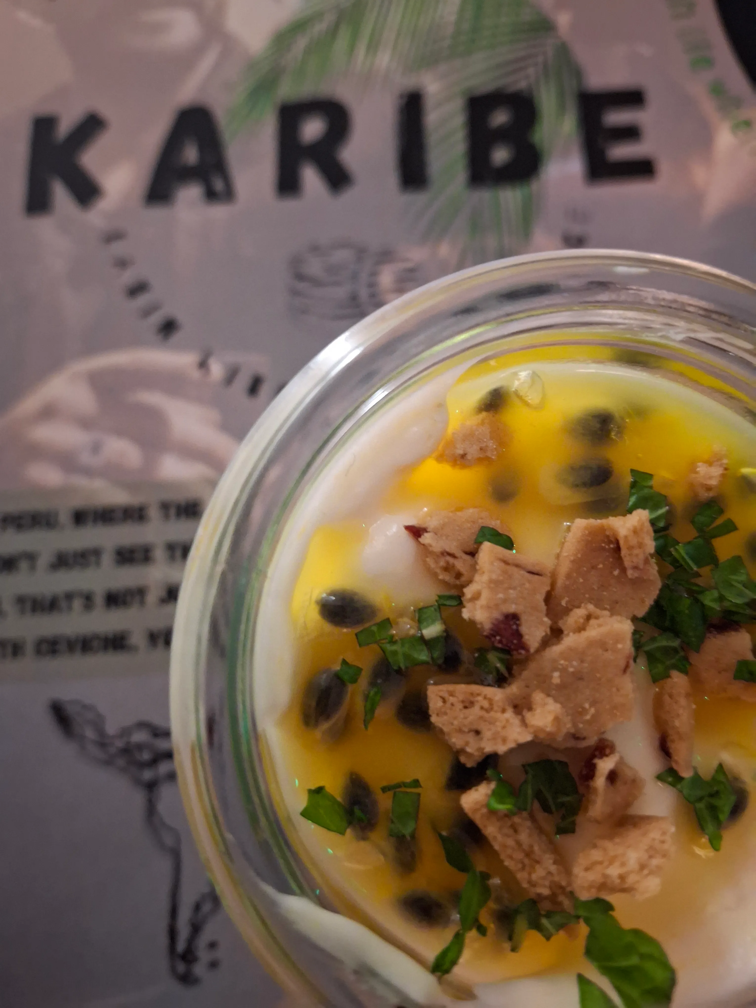 Dessert im Glas mit Passionsfrucht-Topping.