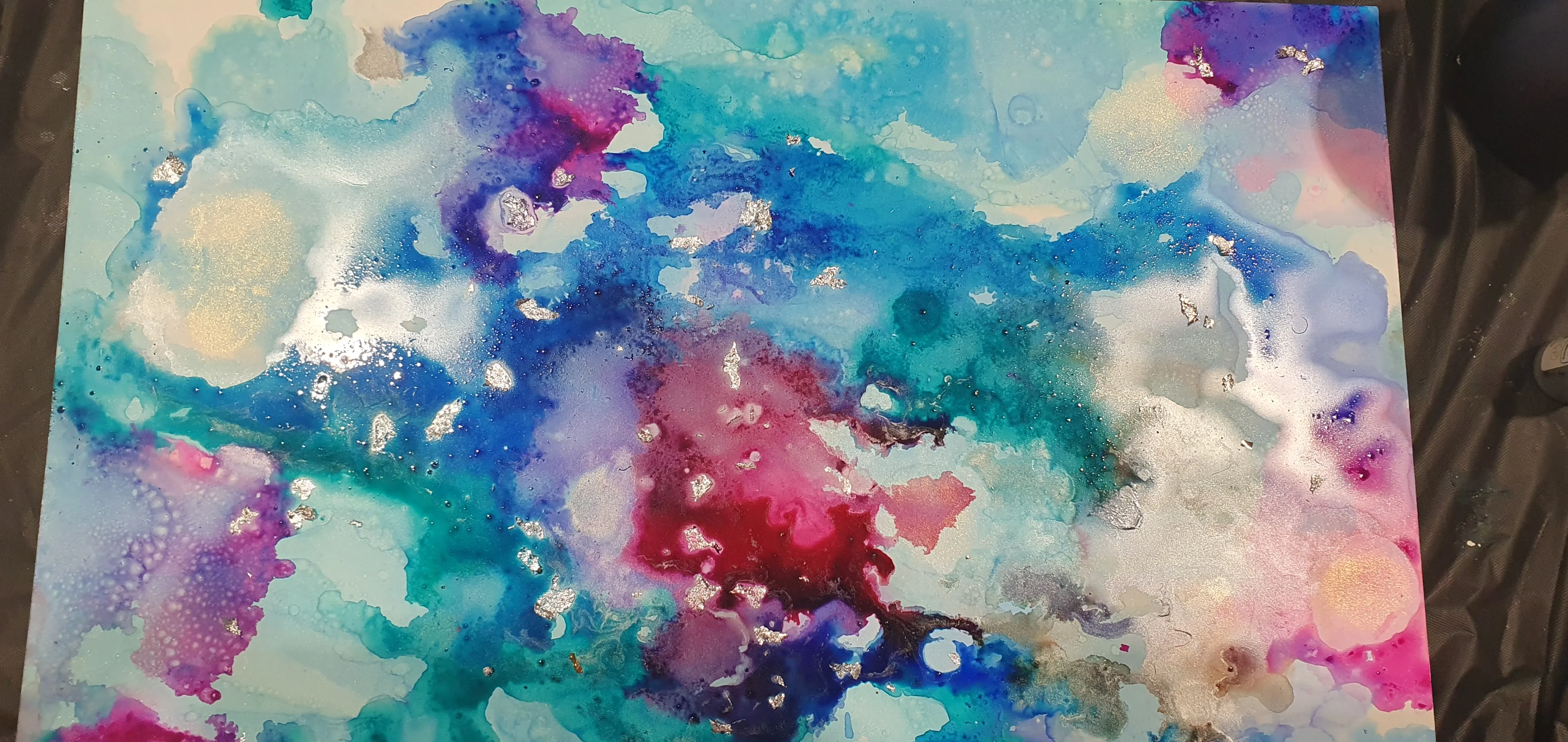 Abstraktes Gemälde mit lebhaften blauen und rosa Tönen.