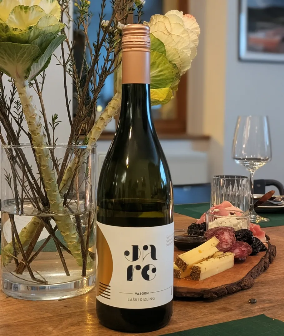 Weinflasche neben einer kleinen Käseplatte.