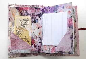 Offenes Sammelalbum mit Blumendesignseiten.