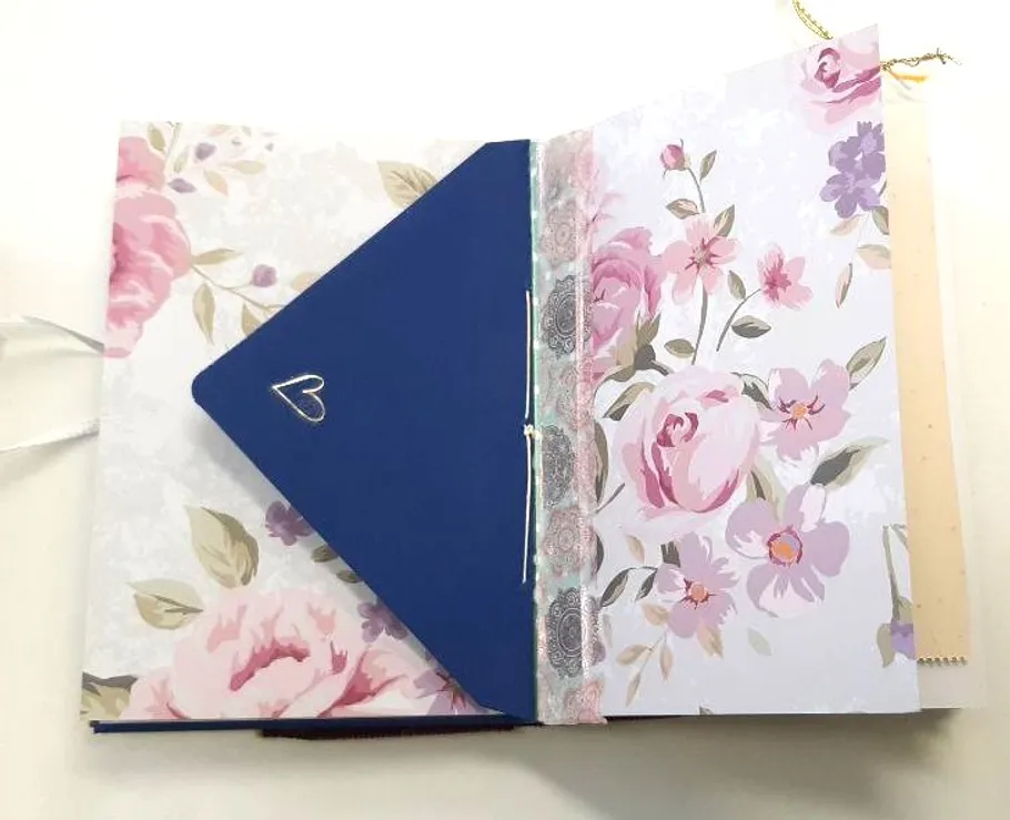 Florales Scrapbook offen mit blauer Umschlag.
