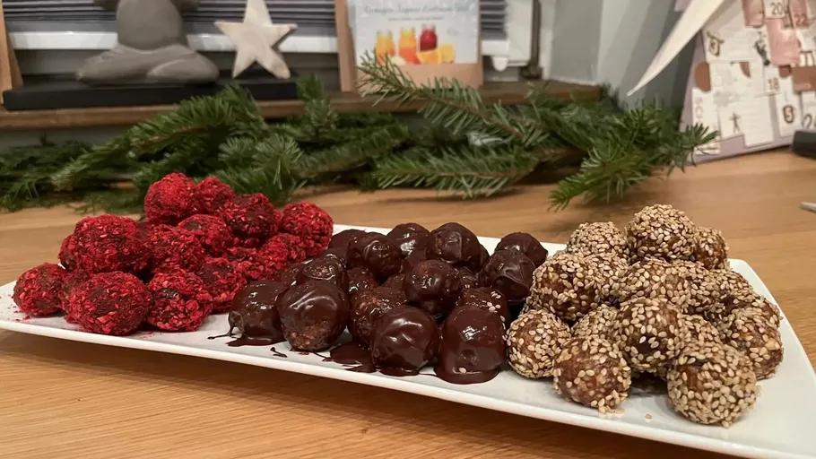 Verschiedene Pralinen auf rechteckigem Teller.