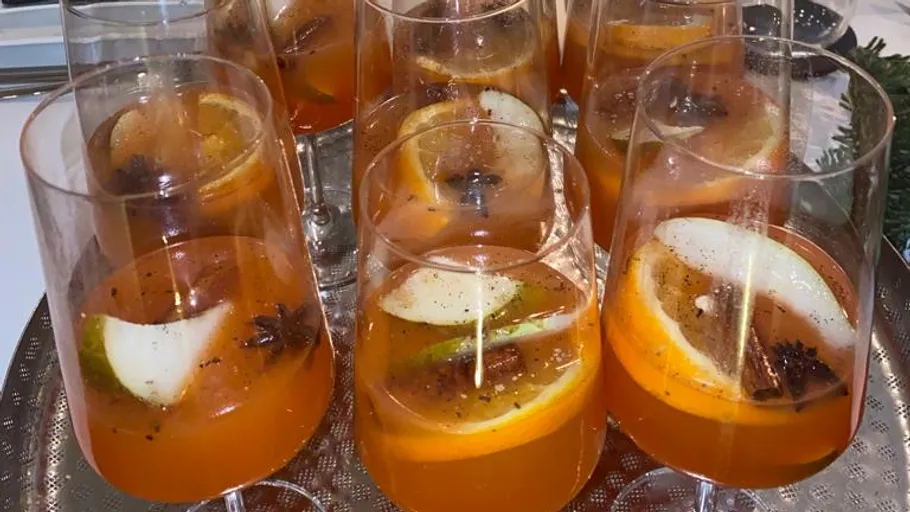 Gläser mit Gewürzpunsch und Obstscheiben, drinnen.