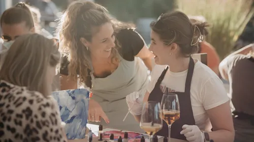 Frauen malen gemeinsam bei einem Event.