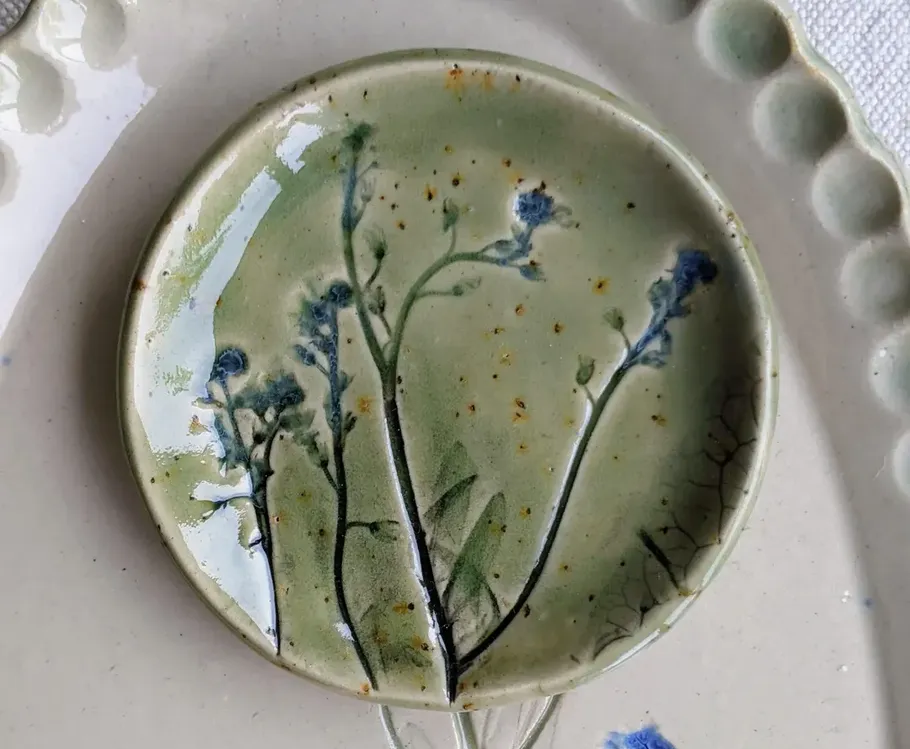 Runder Keramikteller mit Blumendesign.