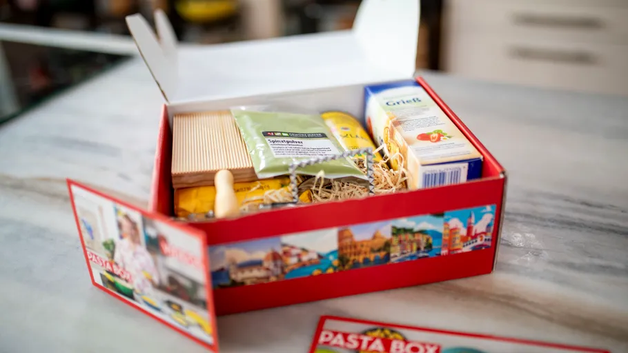 Pasta-Set auf Küchentheke.