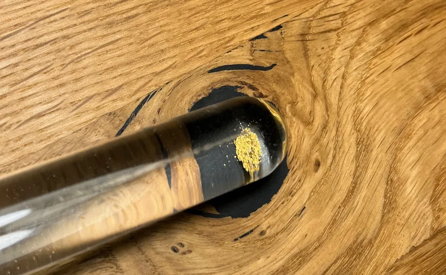 Glasstab über Holzoberfläche, Lackeffekt.