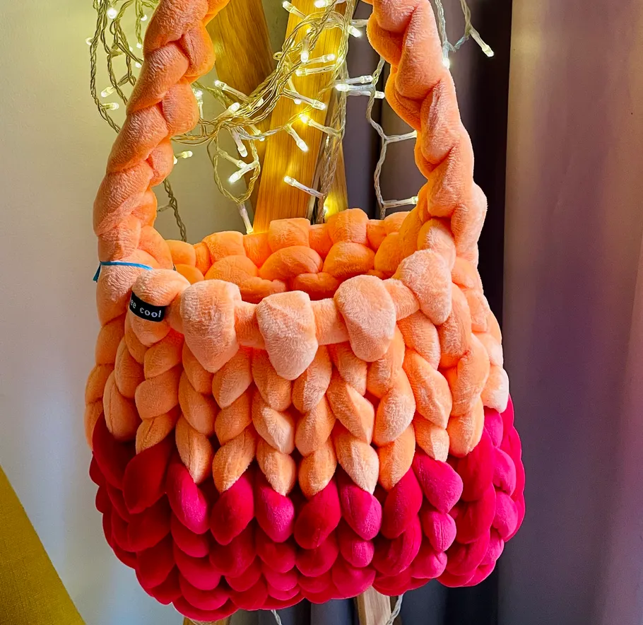 Bunte Plüschtasche mit Lichterkette.