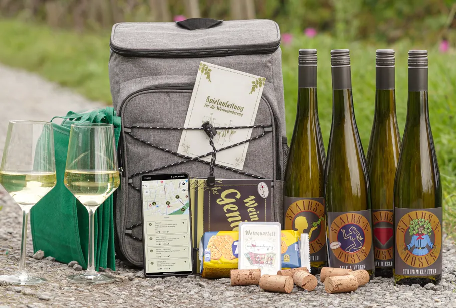 Weinflaschen und Zubehör auf Außenweg.