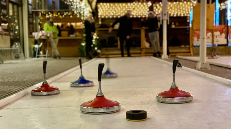 Eisstocksport-Spiel auf Außen-Eisbahn.