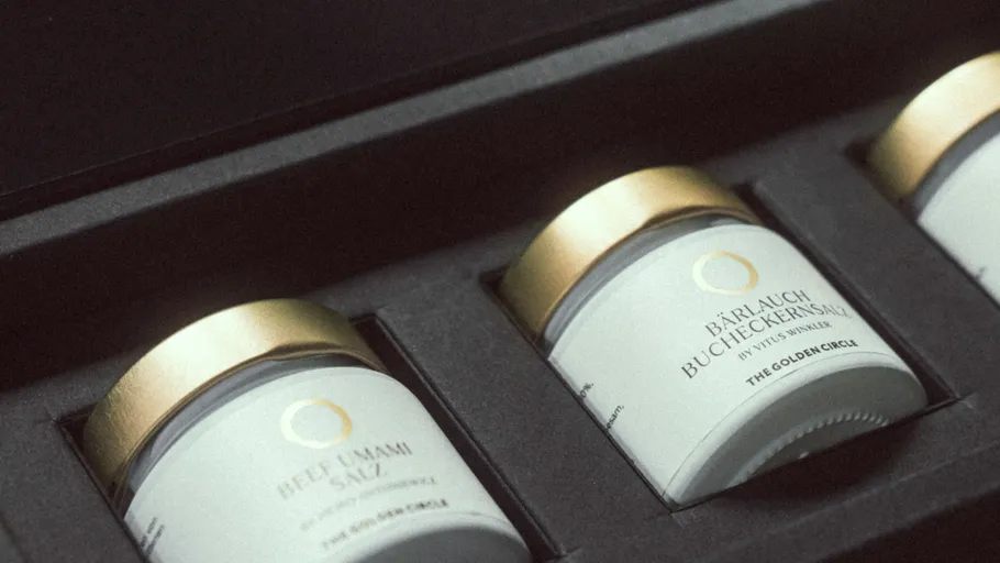 Gläser mit Gewürzsalz in einer Box.