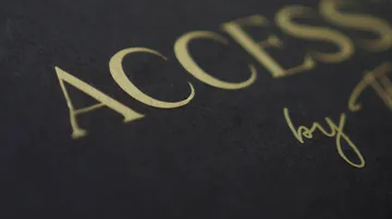 Nahaufnahme von goldener Schrift auf dunklem Hintergrund.