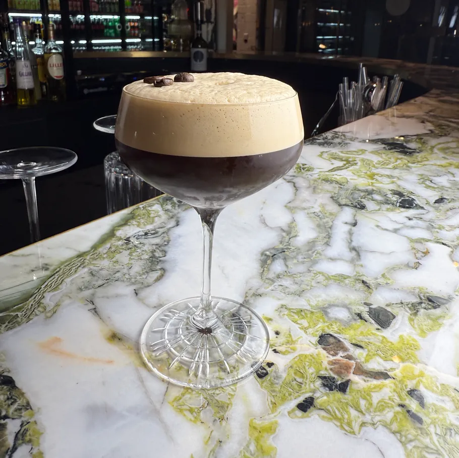 Espresso Martini auf Marmortresen.