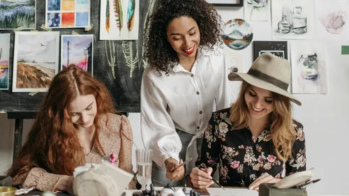 Drei Frauen malen im Kunststudio.