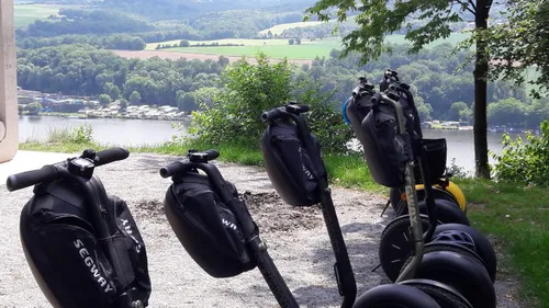 Segways auf einem Uferweg geparkt.