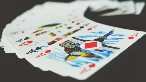Spielkarten auf dunkler Oberfläche verteilt.