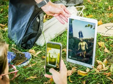 Tablet zeigt animierte Figur in herbstlichem Park.