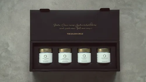 Vier Gewürzgläser in schwarzer Box.