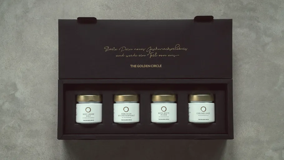 Vier Gewürzgläser in schwarzer Box.