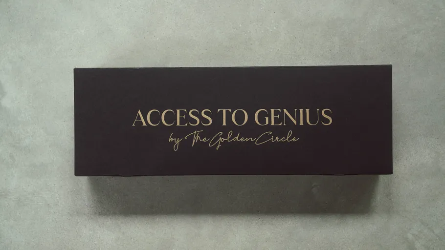 Schwarze Schachtel mit goldener Schrift auf Tisch.