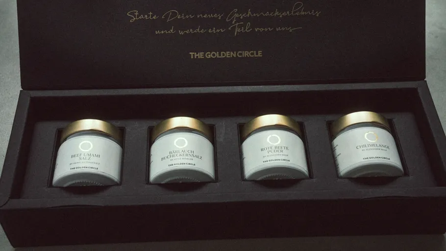 Vier Gläser mit Gewürzen in einer Box.