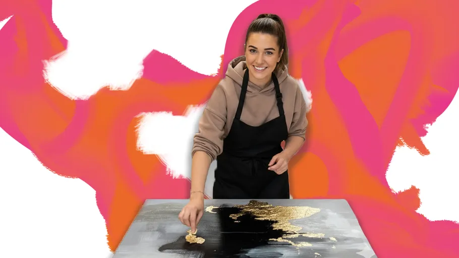 Frau malt abstrakte Kunst auf großer Leinwand.