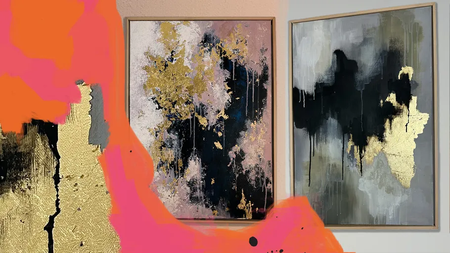 Abstrakte Gemälde mit Goldakzenten an einer Wand.