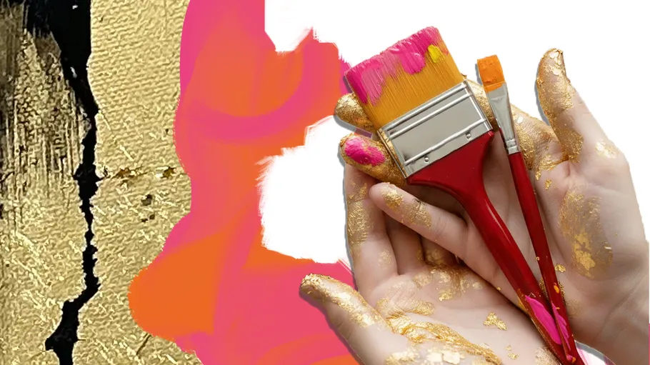Hände halten Pinsel mit Gold- und Rosa-Farbe.