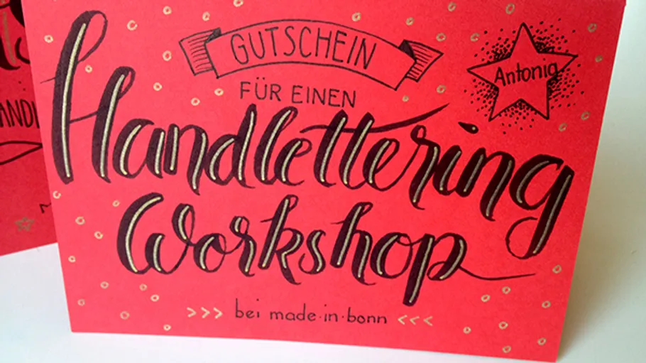 Red card with handlettering workshop gift certificate.