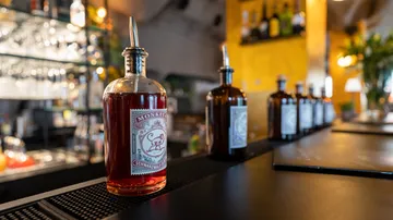 Flasche Monkey Schnaps auf Bartheke.