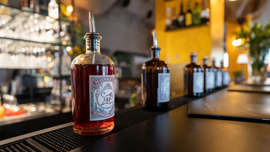 Flasche Monkey Schnaps auf Bartheke.