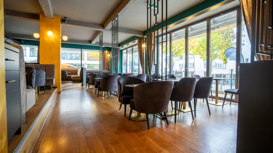 Modernes Café-Interieur mit leeren Sitzgelegenheiten.