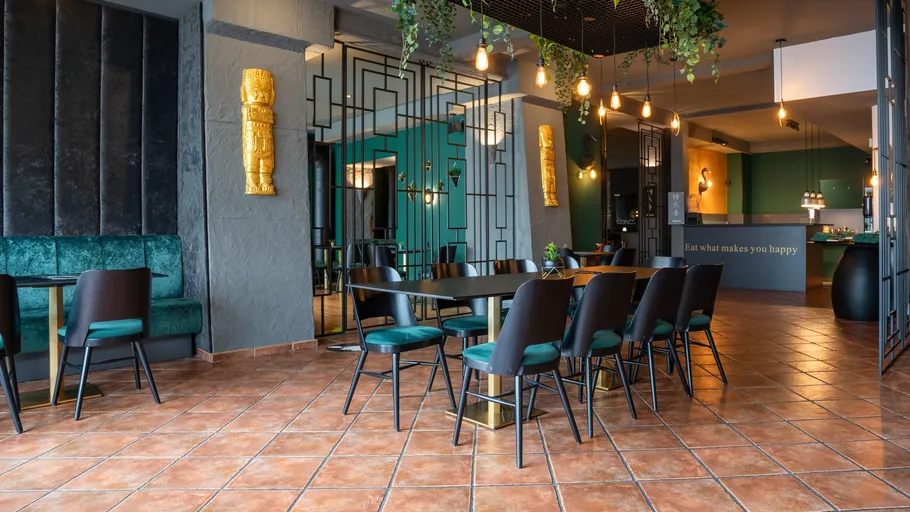 Modern restaurant with stylish furniture and lighting.