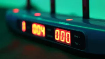 Digitale Uhr mit leuchtenden roten Zahlen.