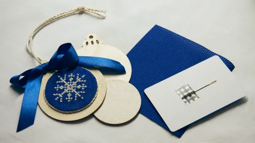 Ornament mit Schneeflockenmuster auf Stoff.