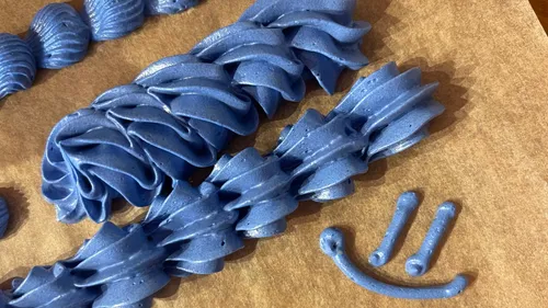 Blaue Glasur auf braunem Papier gespritzt.