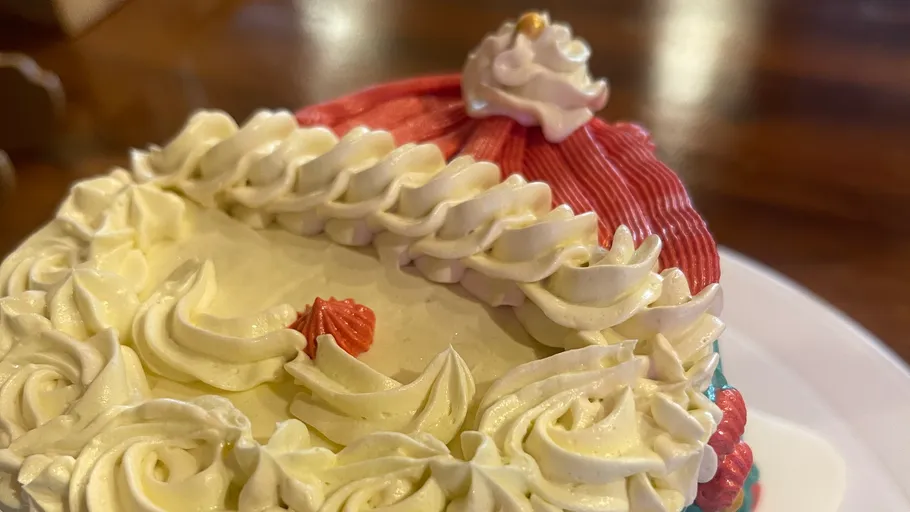 Kuchen mit einem Weihnachtsmann-Gesicht verziert.
