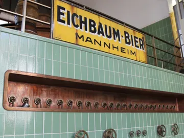 Ein Schild über einem Zapfhahnbereich in einer Brauerei.