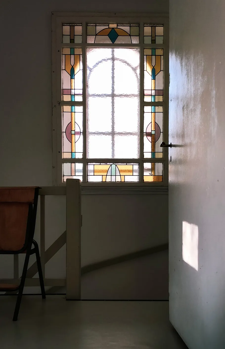 Buntglasfenster mit Licht, Innenansicht.