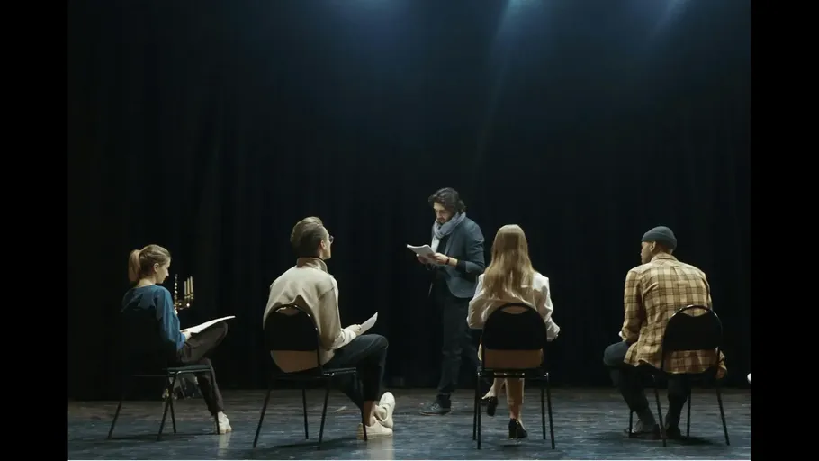 Schauspieler proben auf der Bühne mit Regisseur.