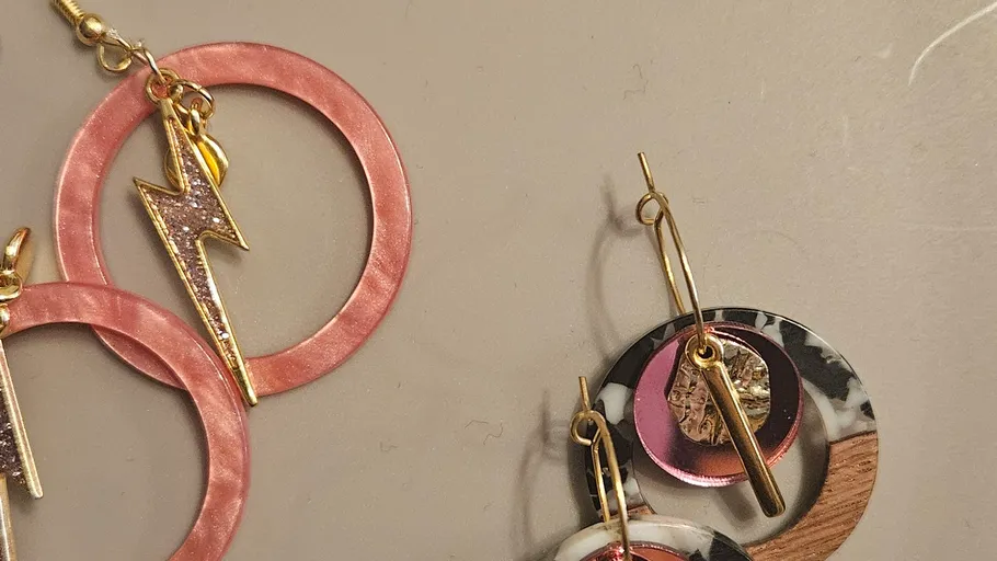 Bunte runde Ohrringe mit Blitz-Design.