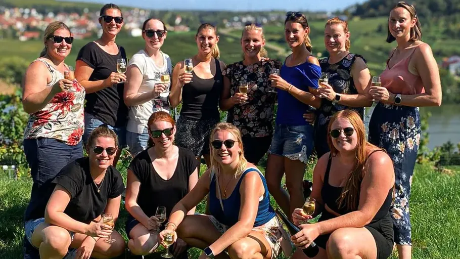 Frauen halten Sekt im Freien.