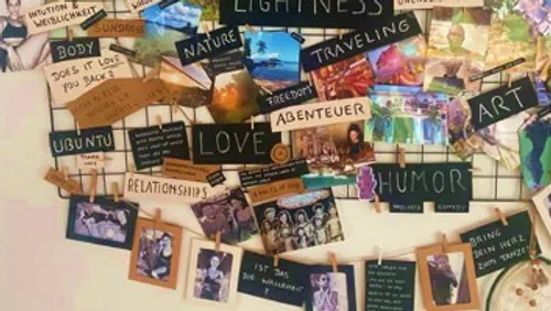 Wandcollage mit inspirierenden Wörtern und Fotos.