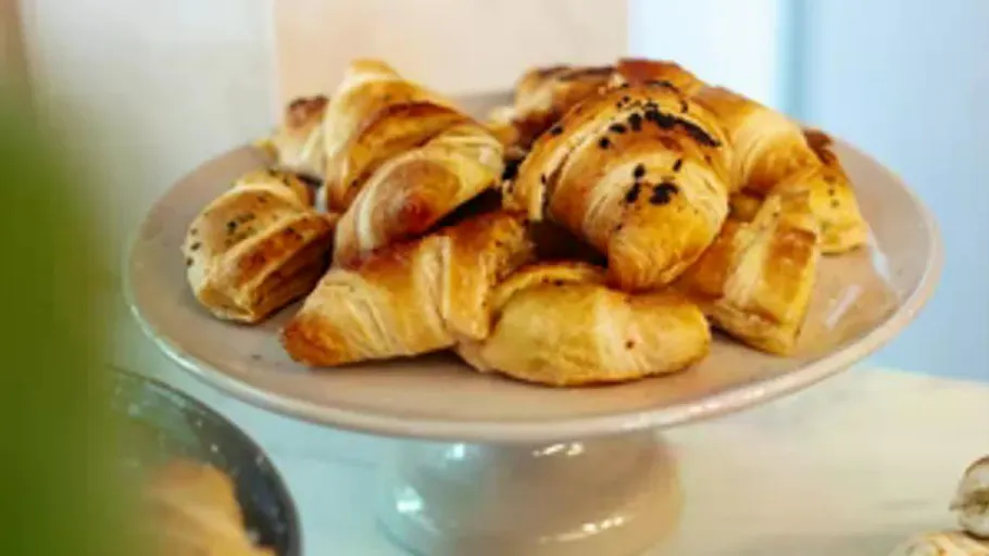 Croissants auf einem Teller in einer Küche.