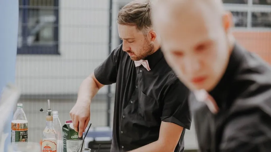 Barkeeper mischt Drink im Freien.