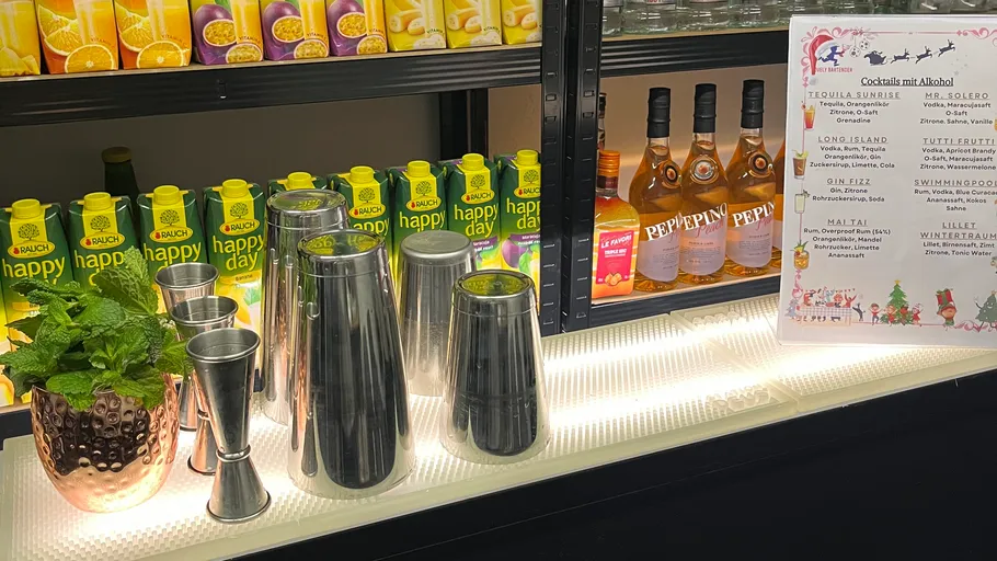 Baraufstellung mit Mixern, Shakern und Cocktailkarte.