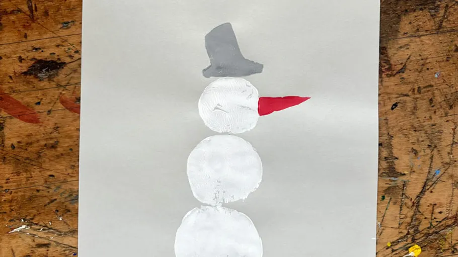 Schneemann aus gemalten Kreisen, Holzhintergrund.