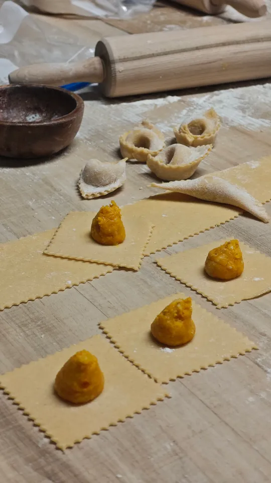 Teig mit Füllung auf Holztisch.