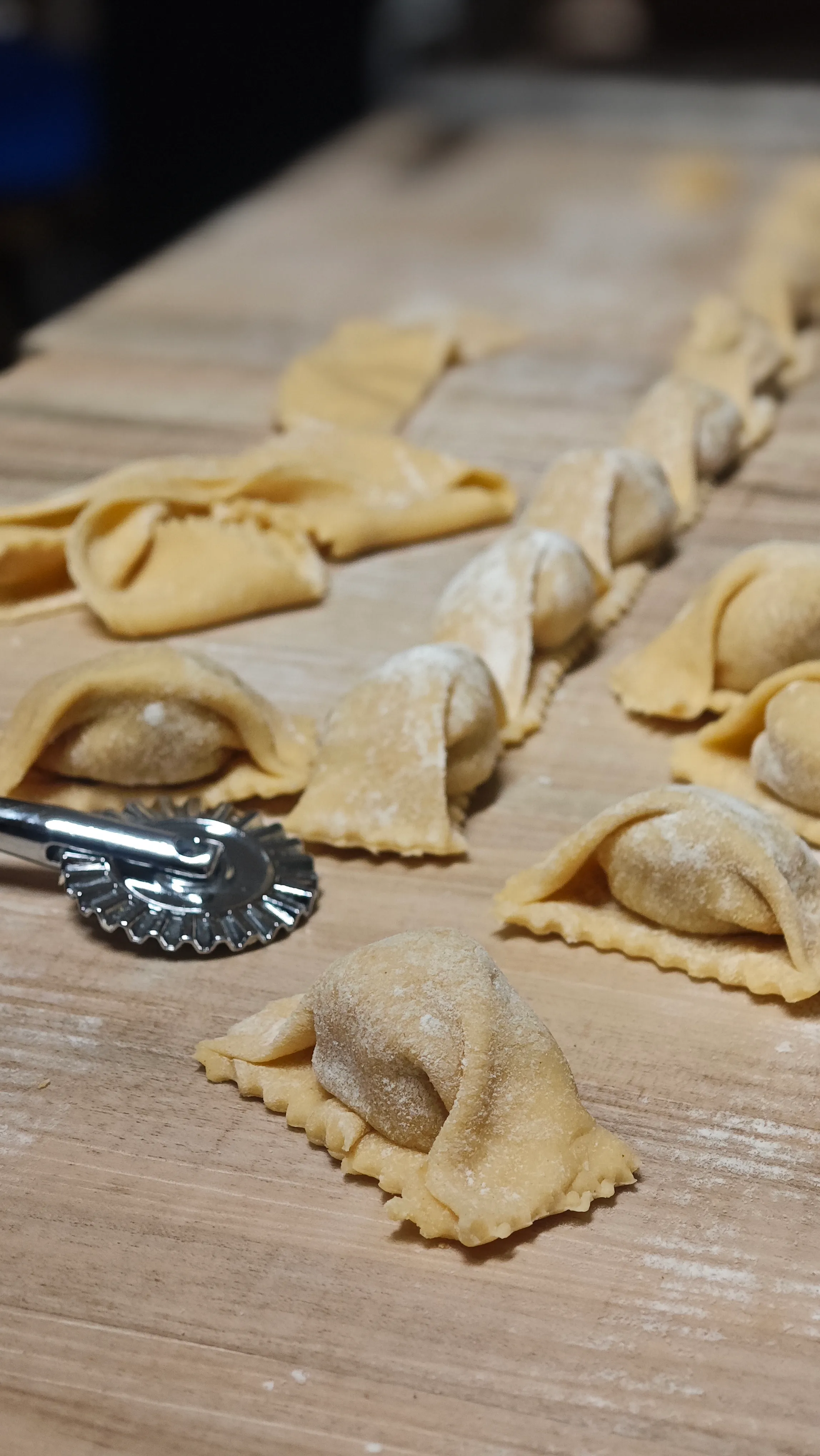 Frisch gemachte Teigwaren auf Holzoberfläche.